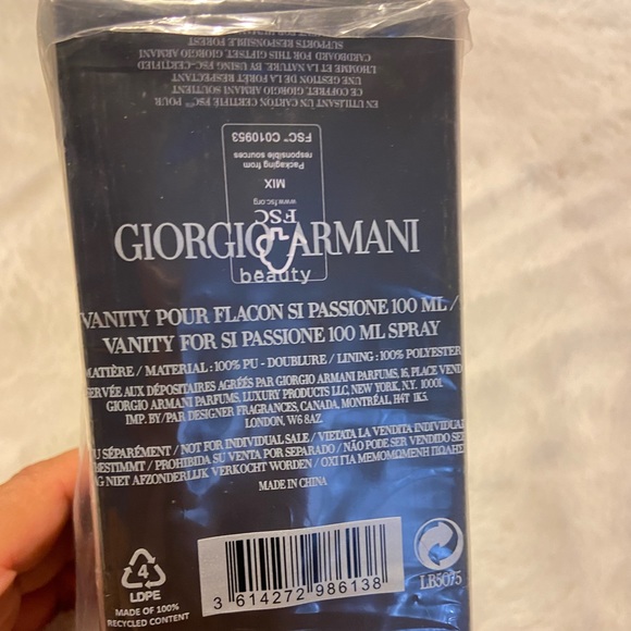 New Giorgio Armani Beauty red vanity case - Picture 5 of 5